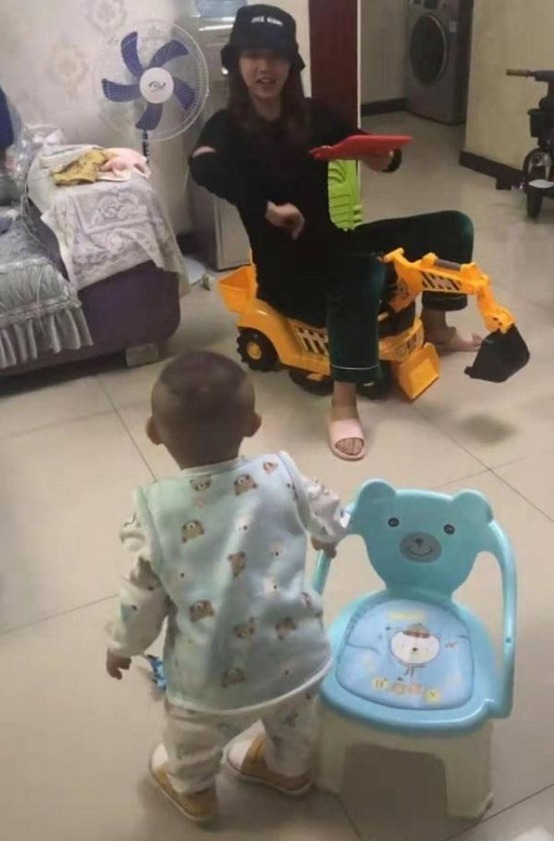 孩子|“最暴躁宝宝”火了,发现小姨霸占玩具,当场摔椅子,网友:霸气
