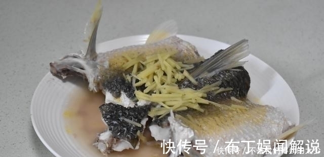玉米海鲜菇鱼汤|两口子的晚餐，一荤一素一汤，实惠又好吃，吃着舒服，光盘不浪费