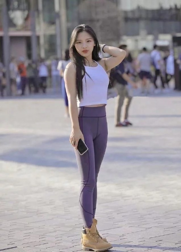 街拍：小姐姐身穿黑色吊带连衣裙，修长的美腿让人羡慕不已