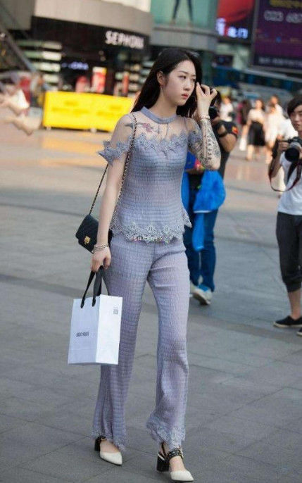 小姐姐|气质小姐姐时尚的穿搭,秀出白皙长腿,魅力十足