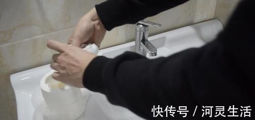 塑料打包盒不要扔, 放在卫生间里有大用处, 能帮家里省下不少钱