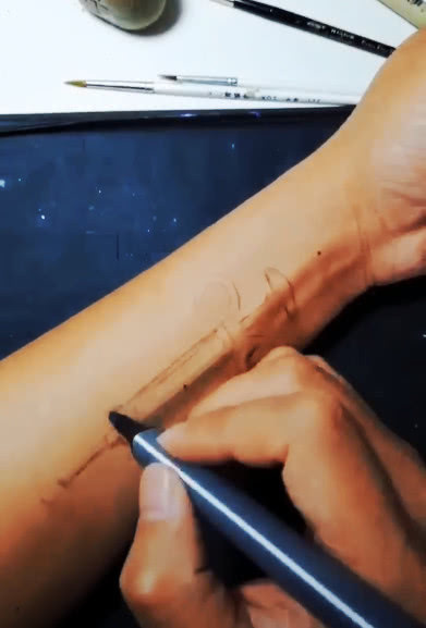 轮廓#再也不跟美术生做朋友了!在胳膊上画上阴影后,这次又被画面伤害