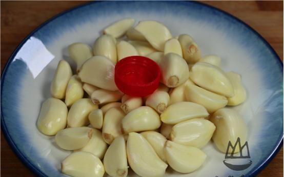  今天才知道，原来剥大蒜这么简单，只需一个瓶盖，一分钟剥一大碗