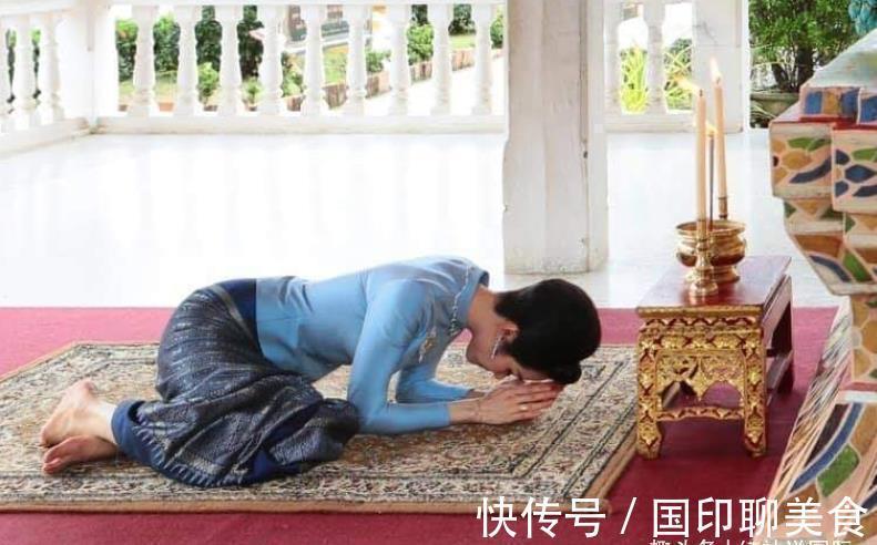 诗妮娜贵妃|35岁诗妮娜诚心礼佛，光着脚匍匐跪拜，“纤纤玉足”太抢镜了