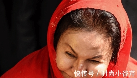 劲儿花 抛夫弃子的她三婚嫁给首相,买珠宝一天花700万,有272个爱马仕包