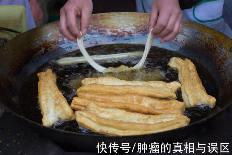 垃圾食品|油条含有致癌物,常吃会得癌症?钟南山推荐:5种食物适合做早餐