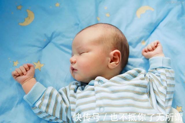 神经系统|新生儿为什么偏爱“投降式睡姿”,需要纠正吗很多家长做错了