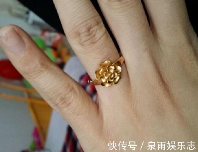黄金戒指,戴左手好还是右手好多亏行家点