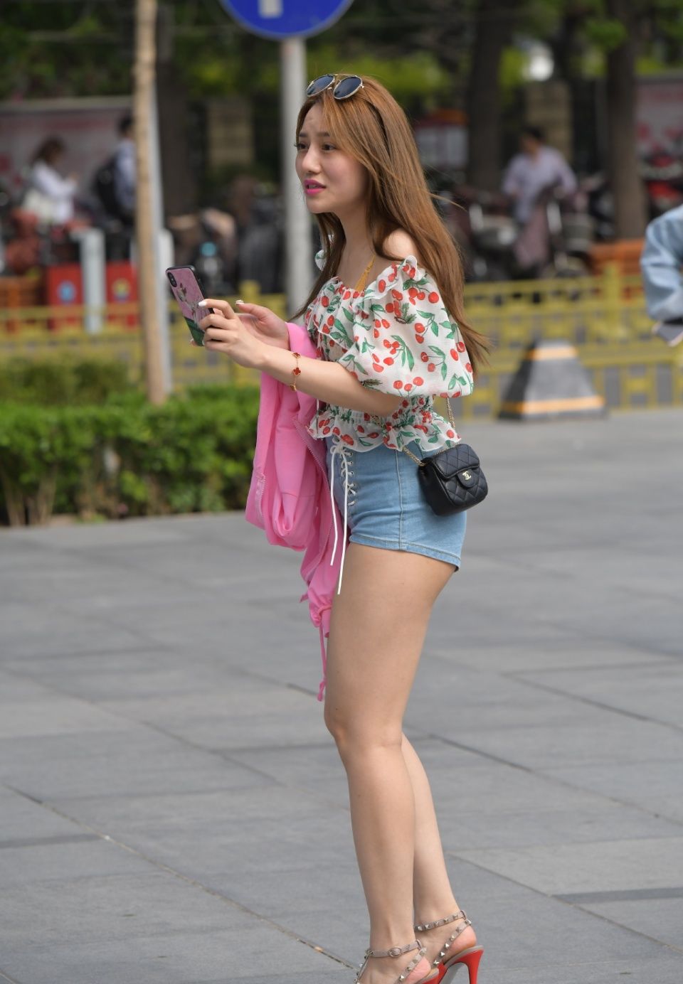 微胖姐姐的穿搭，“碎花衣”搭配小短裤，既显瘦又清新！