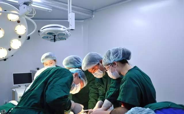 孕妈进入手术室后,偷偷塞给医生一张纸条,医生看完瞬间红了眼眶