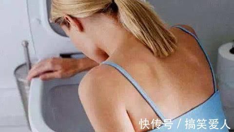 办法|鱼刺卡住喉咙时,别再吃馒头“强吞”了,这3种办法管用还安全