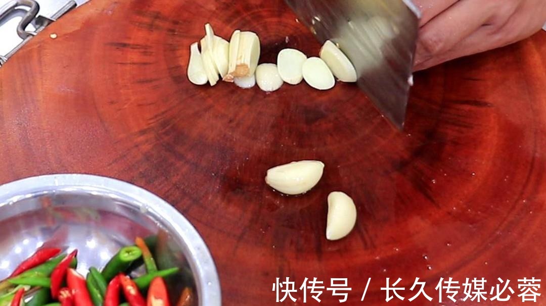 小米椒|比烤肉还好吃的孜然土豆片，香辣软糯，开胃又下饭，一盘不够吃