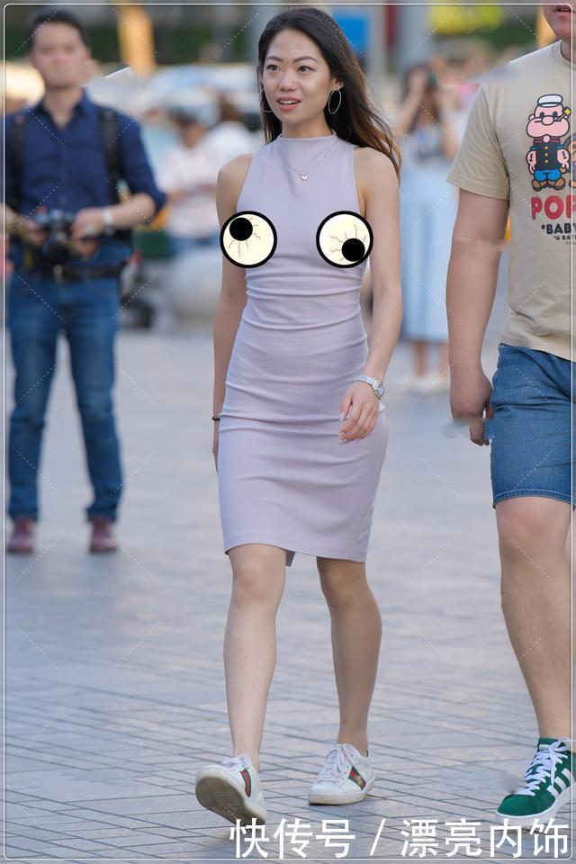露肩挂脖连衣裙搭配白色帆布鞋,青春靓丽,活力满满