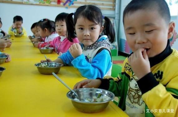 时分|儿子夸幼儿园饭菜香，每次吃两碗，妈妈看完老师，决定转学