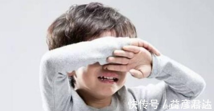 行为|孩子这些行为是缺爱的表现,父母却骄傲地以为是高情商!值得深思