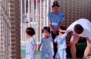 孩子|奶爸接三胞胎迟到,女儿们满脸气愤,奶爸手忙脚乱,笑翻门卫大爷