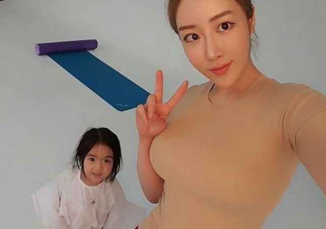 90后|本想晒娃的90后辣妈,自己意外网络走红,这身材碾压多少小姑娘