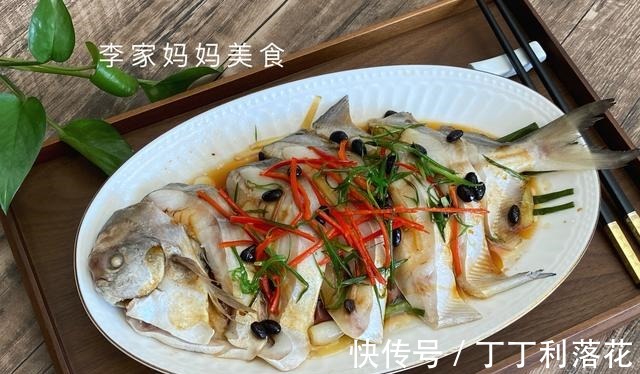 清蒸鱼时，最忌冷水下锅，掌握3个技巧，鱼肉鲜嫩无腥味，真鲜！