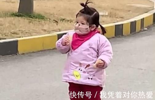 父母|宝宝戴着口罩,还能吃饼干,似乎总感觉哪里不对劲,萌翻了!