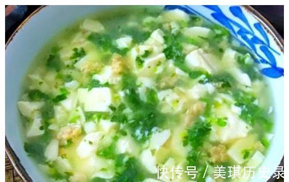 钙质|20度的天气较冷孩子出门穿外套,多喝经典汤,长高个生病少