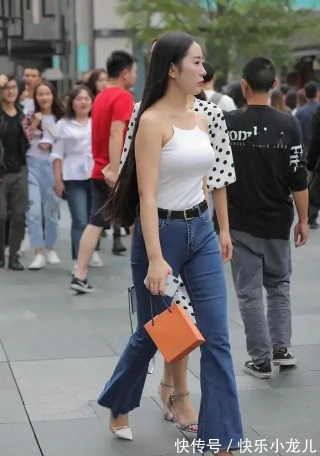 纯白色 蓝色牛仔短袖搭配黑色长款打底裤,整体清新搭配,气质阳光自信