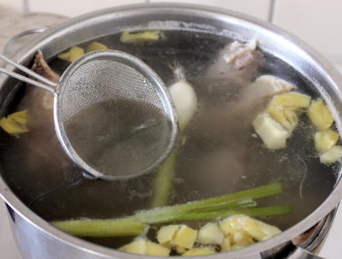 怎么熬好羊骨头汤?无论清汤奶白汤,最忌乱放香料,无肉味汤不鲜