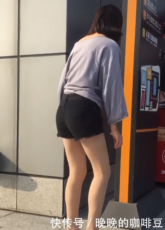 小姐姐穿搭简约很舒服,转眼却在换鞋,但她还需要一把椅子!