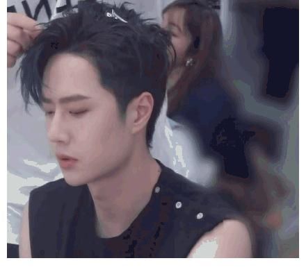 撩人|王一博無袖T太撩人了，隨便一扭都好好看啊，王一博最帥！