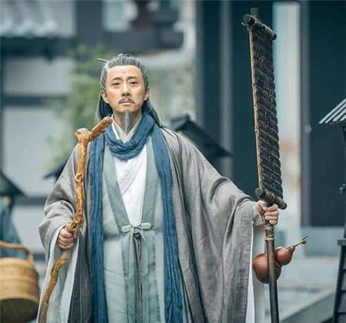 逃荒路上,一妇女肩挑2小孩,路过道士看后大惊你挑的是2条龙