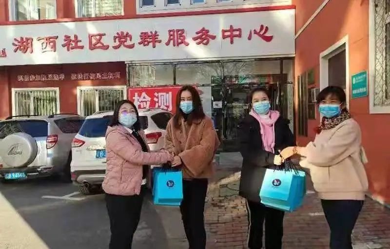 妇联|庆东妇委会向泡崖街道捐赠护肤品关爱女性健康