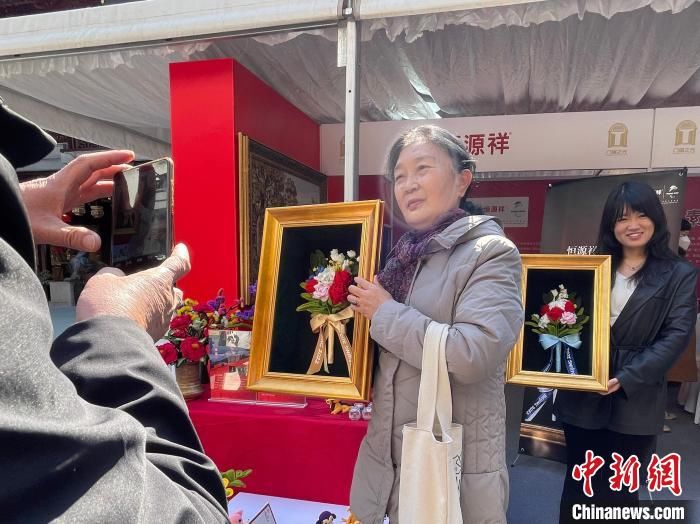 励美丽|冬奥热情不减 颁奖花束在上海街头受捧