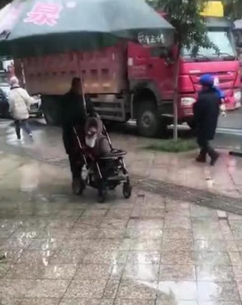 父母|爷爷自制“豪华婴儿车”,上街引路人强势围观,网友:求批量生产