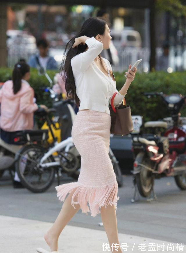 流苏裙|街拍:穿流苏裙出行的女生,造型大方得体,又美又气质