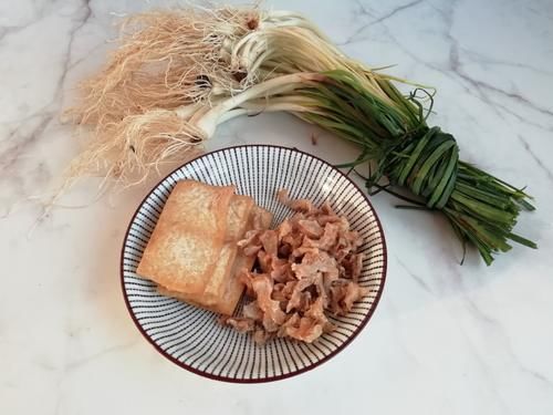 它被称为“菜中灵芝”，正大量上市，香嫩可口还开胃，才2元一斤