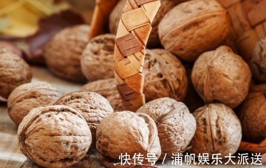 柿子|提个醒吃核桃不能碰此物，吃了就是没病找病，现在知道还不晚