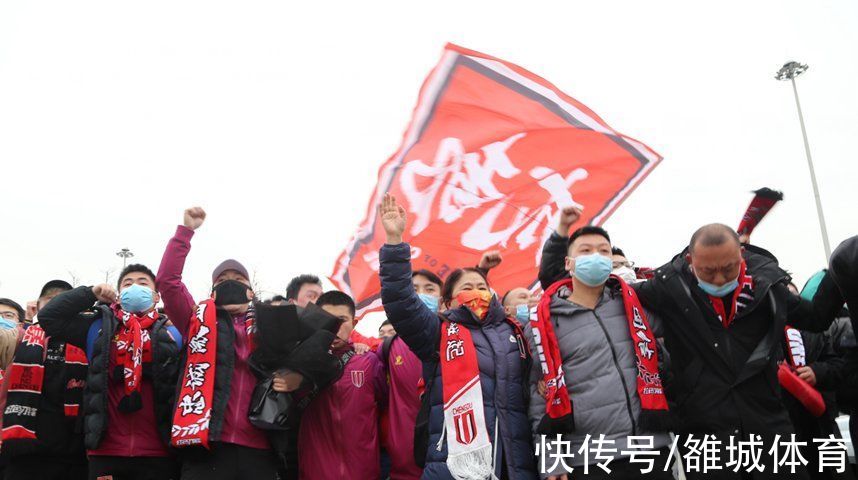 俱乐部|双流机场热闹了！成都蓉城队荣归故里 数百球迷机场参加欢迎仪式