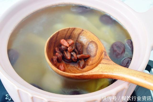 "冬日进补,春日打虎。"山药红枣老鸭汤,增强免疫力润肺又降燥