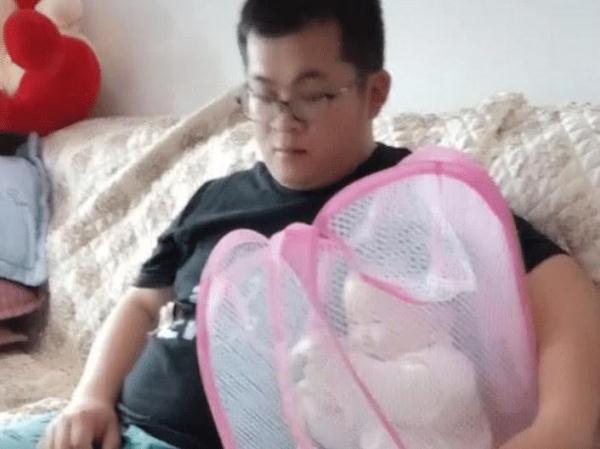 奶爸|“巨省事奶爸”带娃看电视火了,萌娃你这糟老头子坏得很