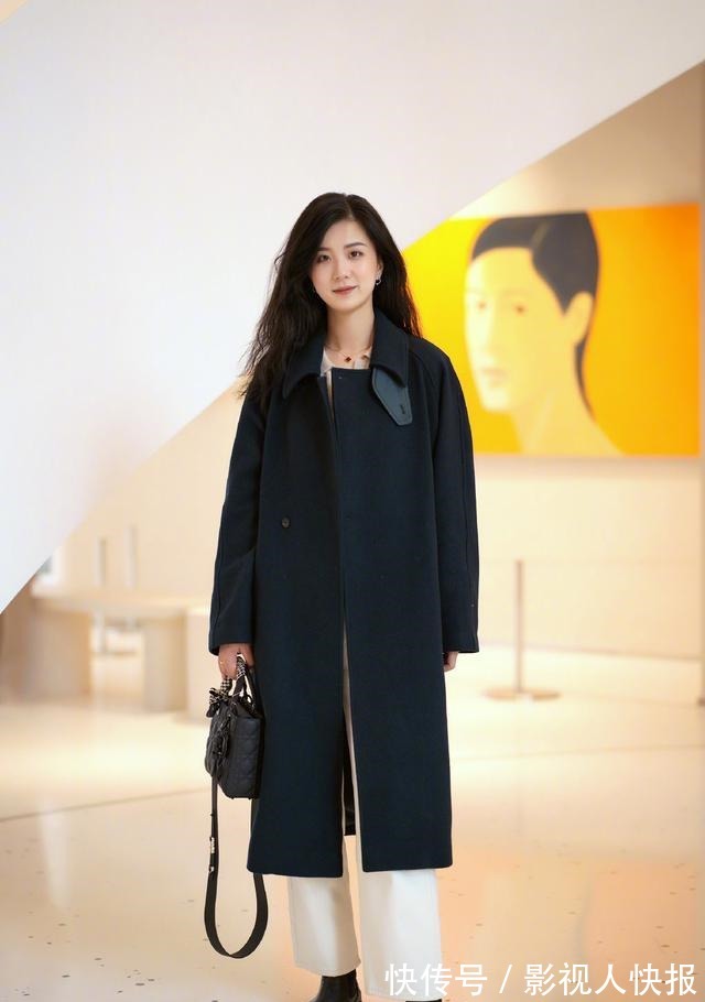 搭配 大衣下面尽量少配运动鞋,现在流行这样穿,时髦又能显气质!