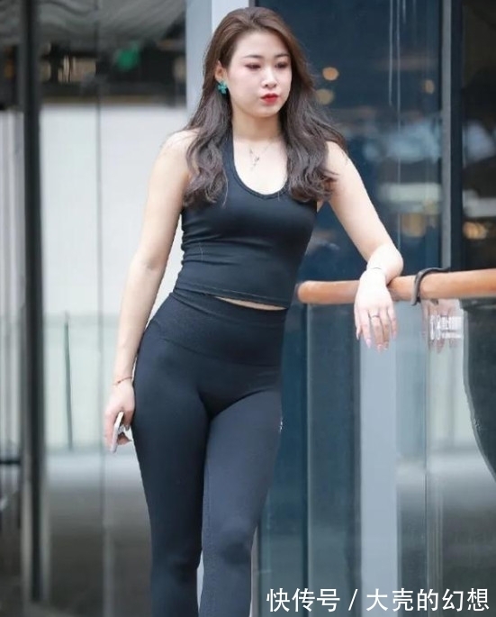 修身 运动背心搭配修身瑜伽裤,美艳又性感,意外减龄又好看