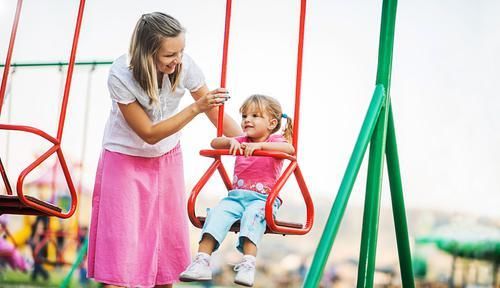 如何让孩子愿意和你交流？你一定要学会3个技巧，现在看来得及