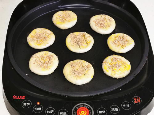  做豆沙饼一点儿不难，1张手抓饼做4个，外焦里嫩口口香甜