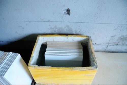 墙面砖|入住不到一年,墙砖哗哗往下掉,维修工人:施工时关键步骤忘了做