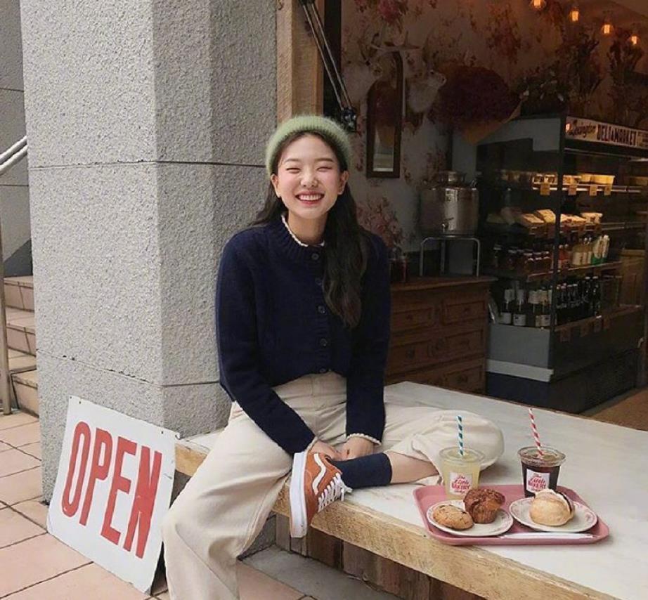 韩国博主利和的帽子搭配太“火”了!根据穿搭色彩选帽子,更精致