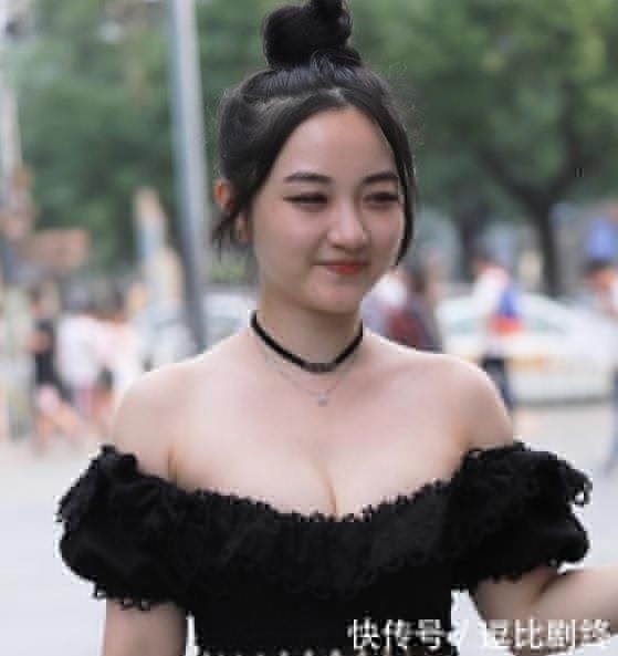 街拍青春靓丽的小姐姐,一件粉色上衣配牛仔热裤,完美好身材