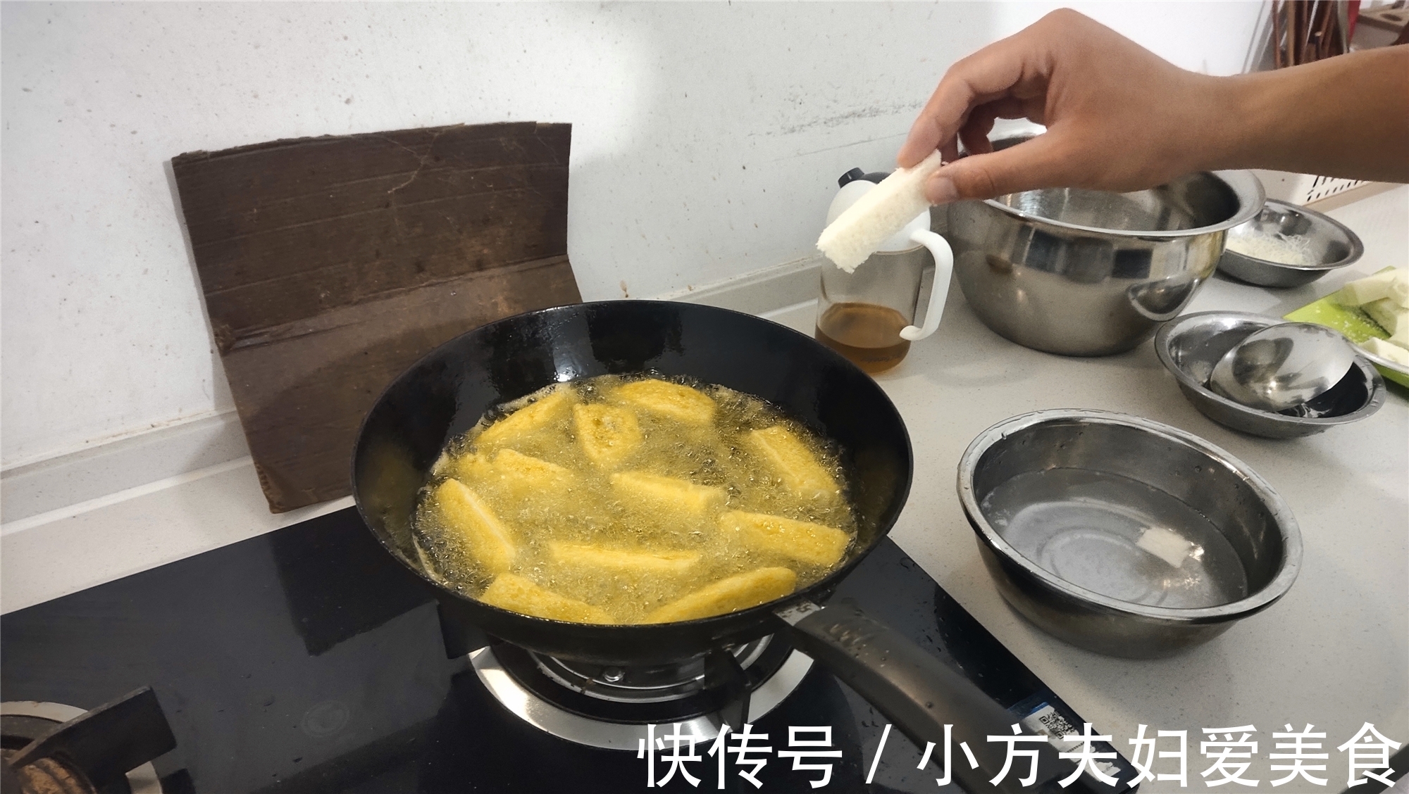 小方教你做家庭版拔丝馍,香甜可口金黄酥脆,咬上一口能爆汁!