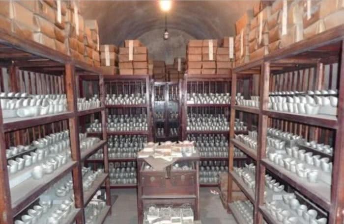 家中|抄和珅家时，刘墉什么都没有找到，嘉庆就说2字，士兵搜出10多亿