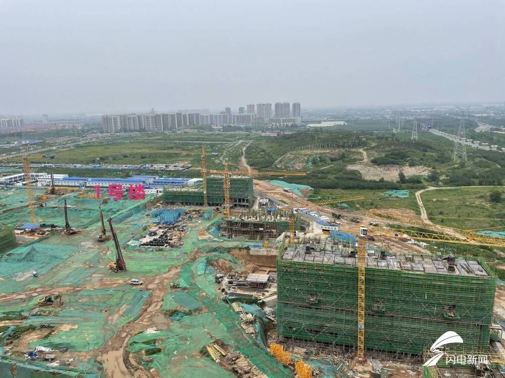 脚手架|济南绿城春来晓园脚手架被狂风刮倒，为拿预售证盖假6层？