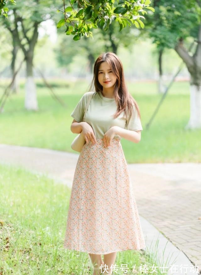 高腰 短袖 + 高腰下装,今夏很火!