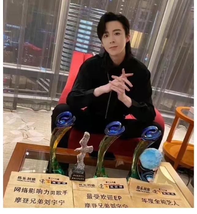 《我们的歌》第三季收官，刘宇宁发文：宇妮走天下与你一起潇洒走一回